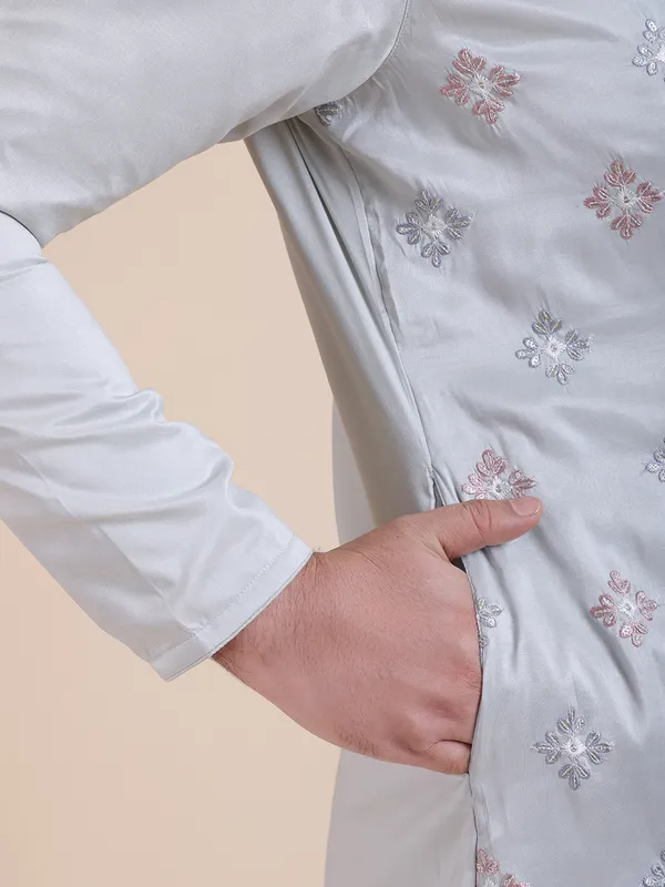Men_Thread_Sequin_Embroidered_Kurta