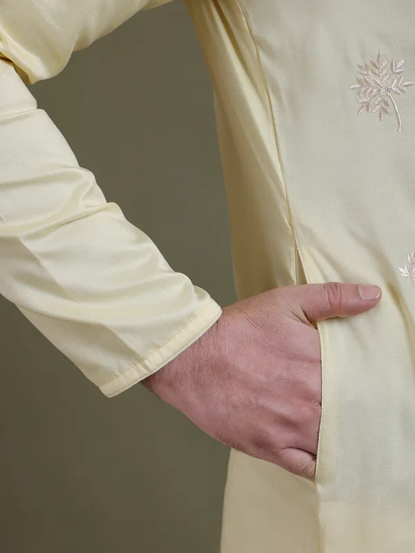 Men_Ethnic_Embroidered_Thread_Work_Kurta