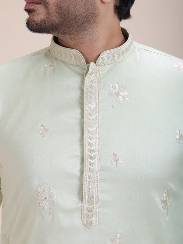 Men_Ethnic_Embroidered_Thread_Work_Kurta