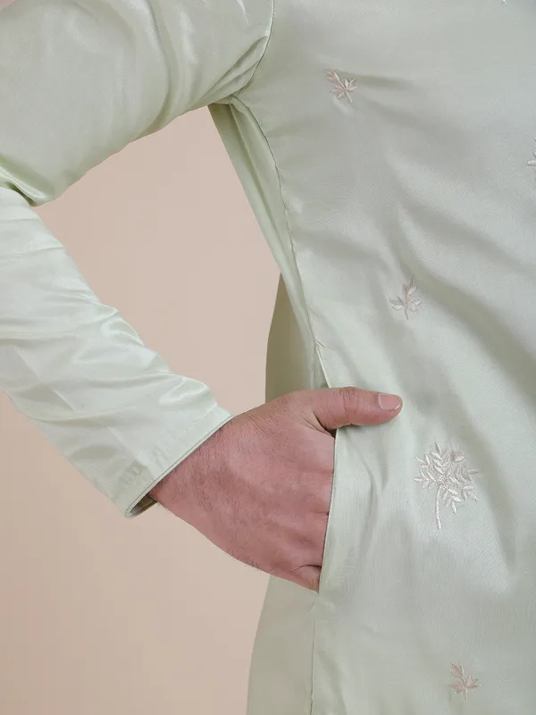 Men_Ethnic_Embroidered_Thread_Work_Kurta