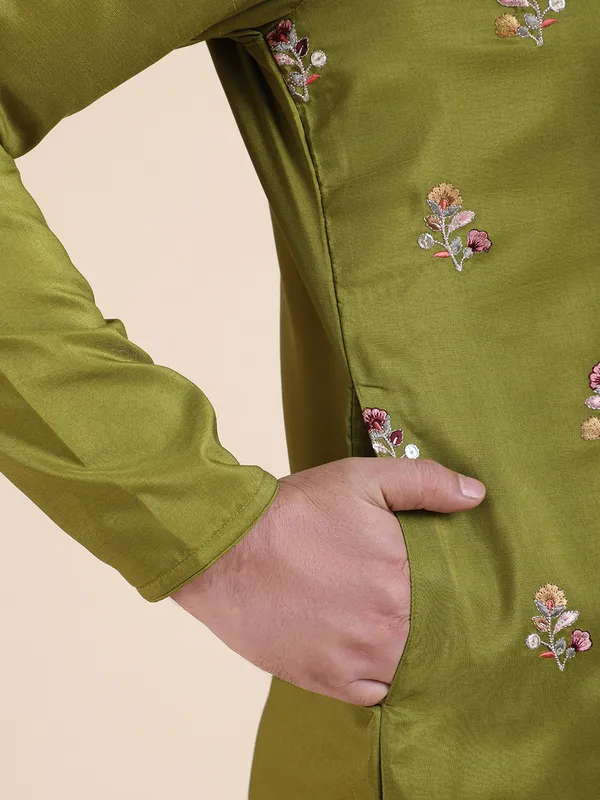 Ethnic_Embroidery_Sequence_Jari_Men_Full_Sleeves_Kurtas