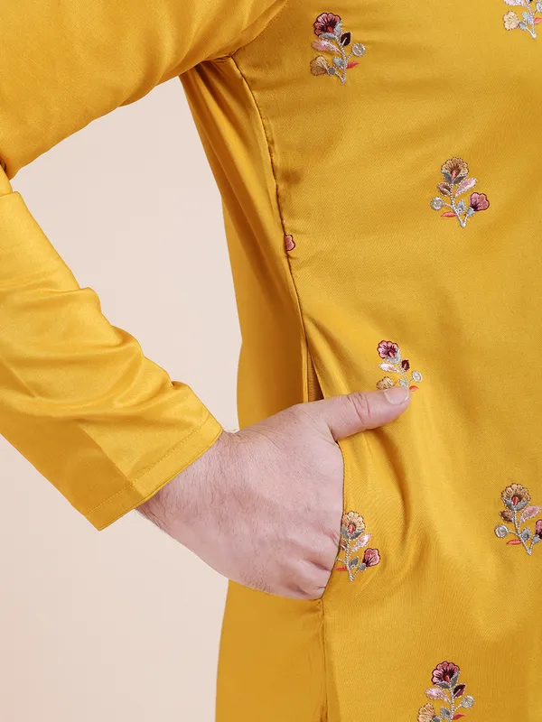 Ethnic_Embroidery_Sequence_Jari_Men_Full_Sleeves_Kurtas
