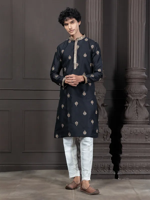 Ethnic_Motif_Embroidery_Kurta