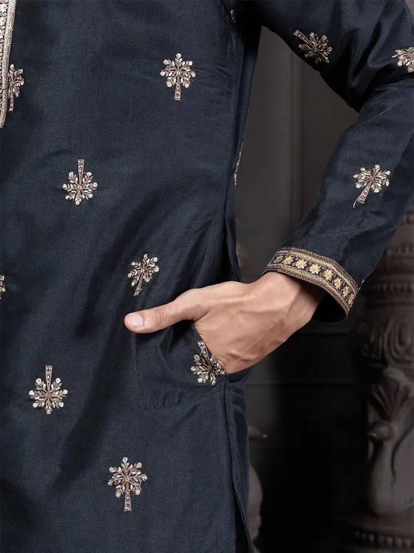 Ethnic_Motif_Embroidery_Kurta