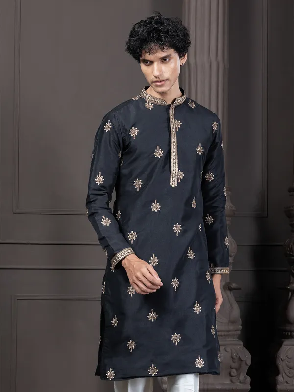 Ethnic_Motif_Embroidery_Kurta