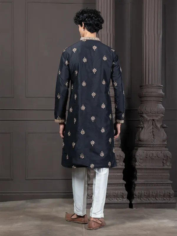 Ethnic_Motif_Embroidery_Kurta