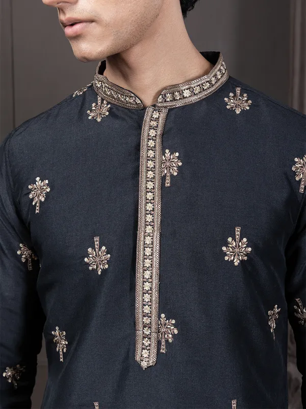 Ethnic_Motif_Embroidery_Kurta