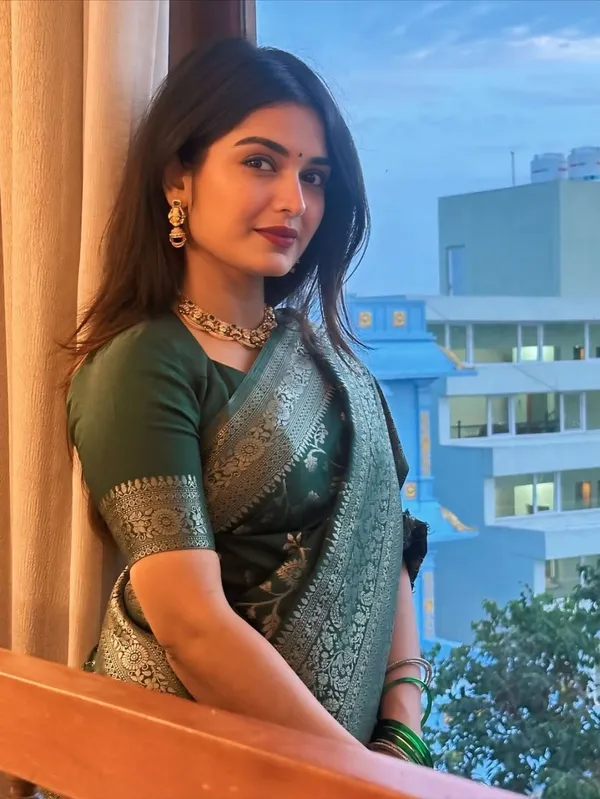 Green_Floral_Patterned_Saree_for_Women