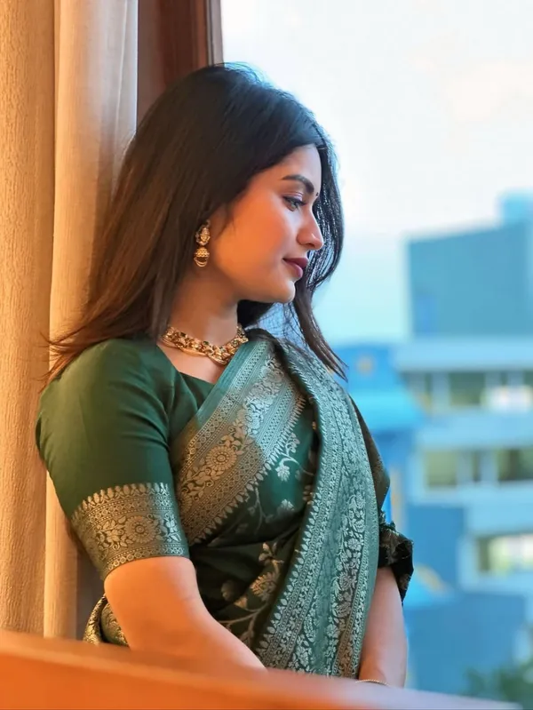 Green_Floral_Patterned_Saree_for_Women