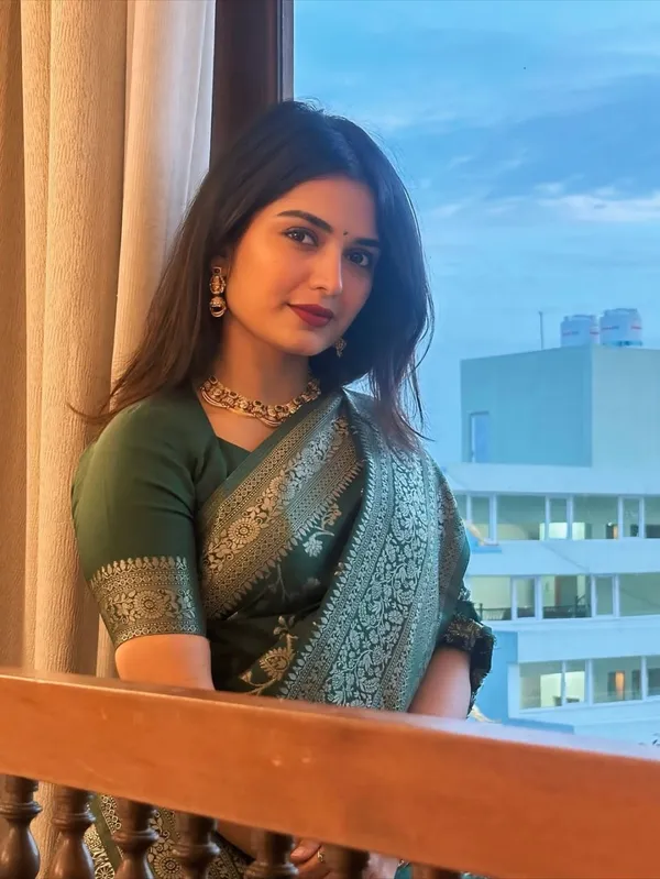 Green_Floral_Patterned_Saree_for_Women