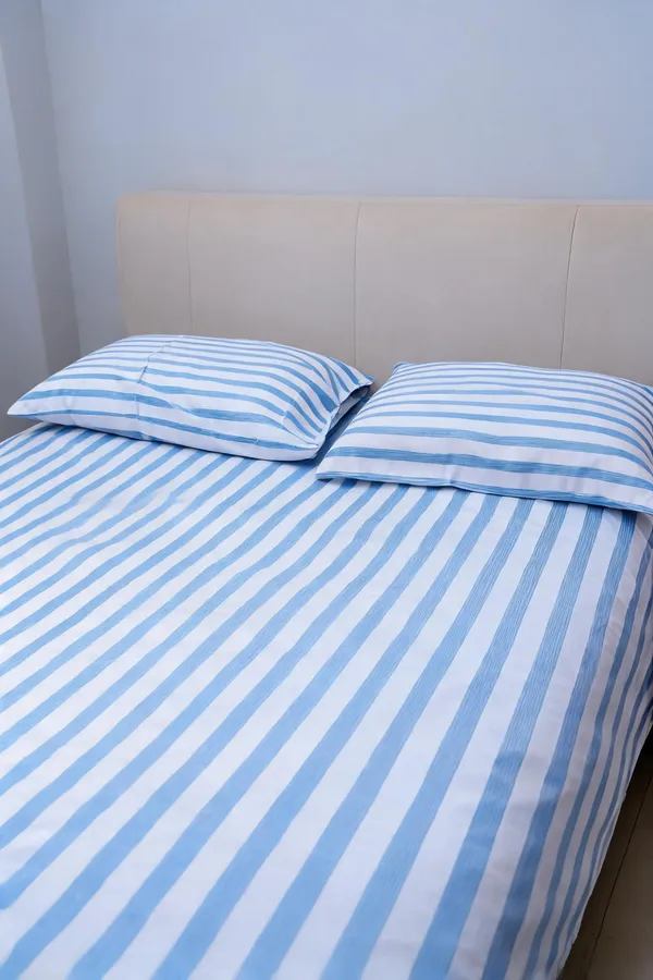 Blue_&_White_Fine_Cotton_King_Size_Bedlinen_For_Home_&_Decor
