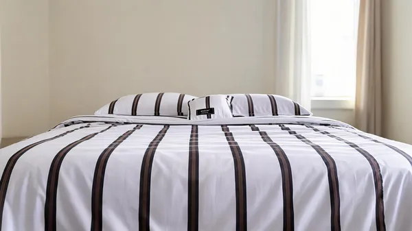 Blue_&_White_Fine_Cotton_King_Size_Bedlinen_For_Home_&_Decor
