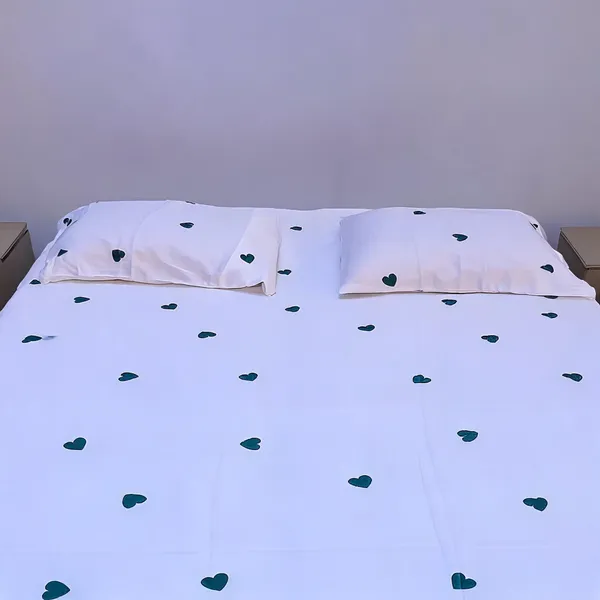 Blue_&_White_Fine_Cotton_King_Size_Bedlinen_For_Home_&_Decor