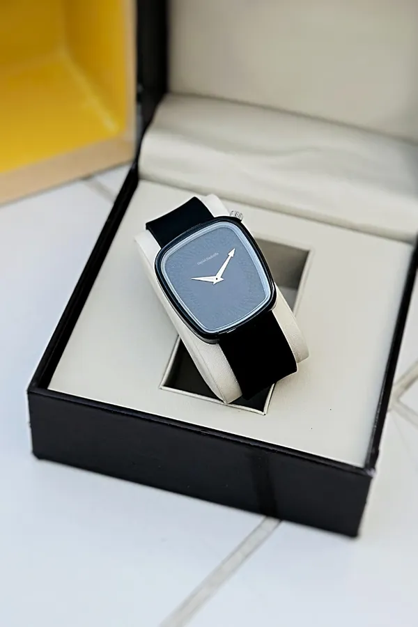 Black_Analog_Wristwatch_for_All