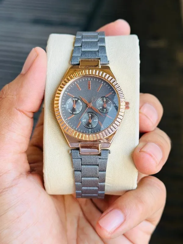 Rose_Gold_Metal_Analog_Watch_for_Adults