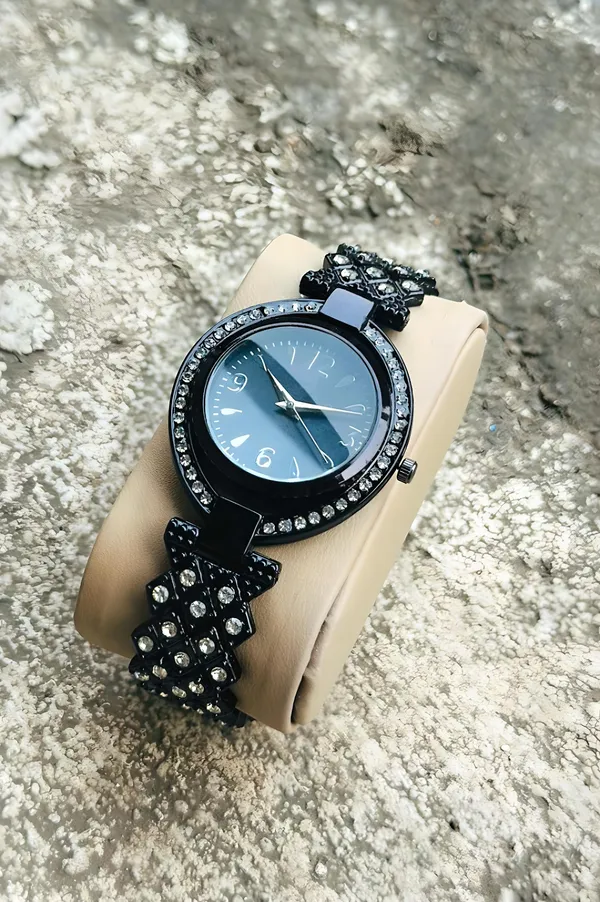 Black_Metal_Bracelet_Watch_for_Women