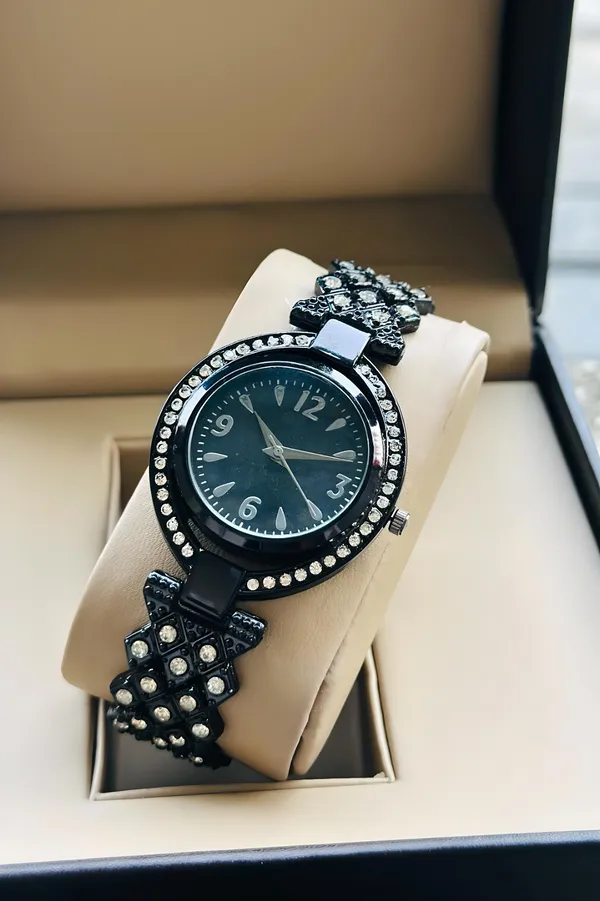 Black_Metal_Bracelet_Watch_for_Women