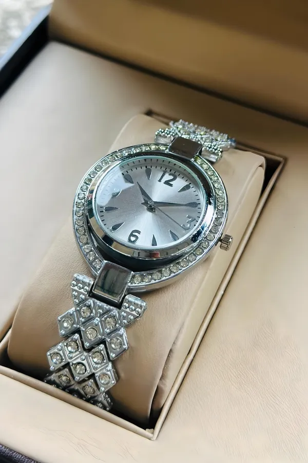 Silver_Metal_Bracelet_Watch_for_Women