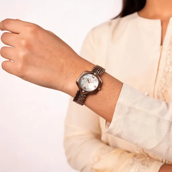 Rose_Gold_Stainless_Steel_Bracelet-Style_Analog_Watch_For_Women