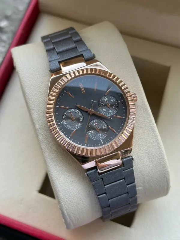 Rose_Gold_Metal_Analog_Watch_for_Adults