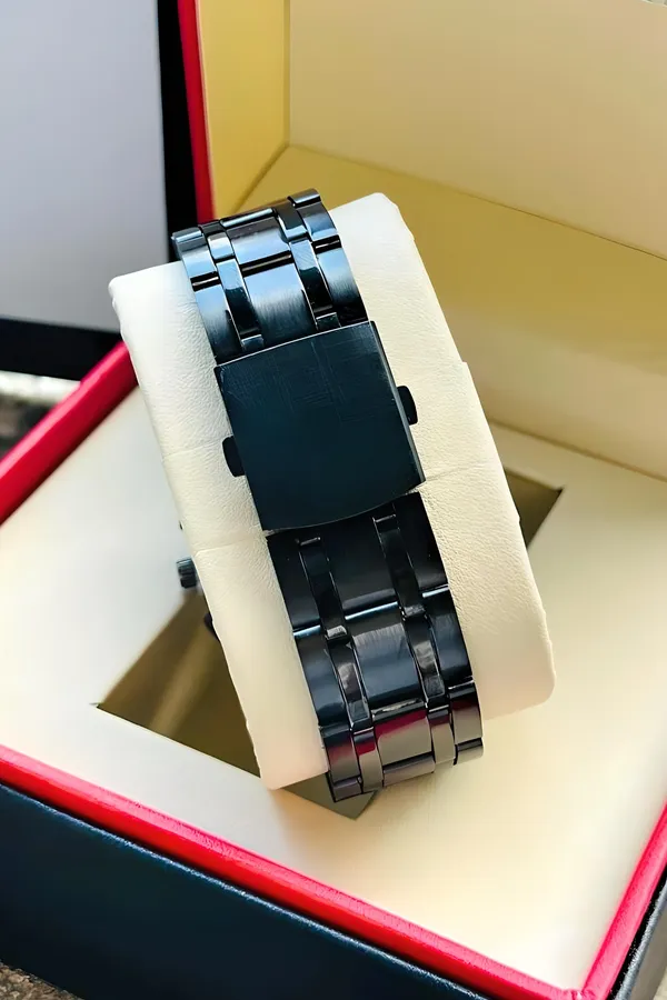 Black_Metal_Chronograph_Watch_for_Men