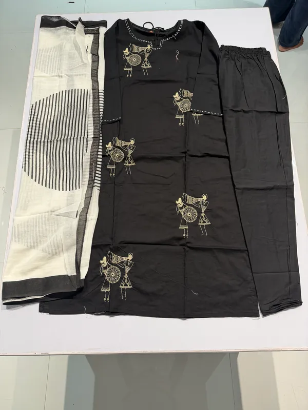 Black_Cotton_Folk_Print_Straight_Kurti_Set_For_Women