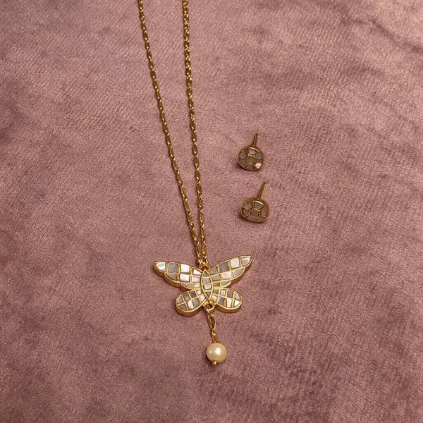 Mother_Of_Pearl_Butterfly_Pendant_Set_For_Women