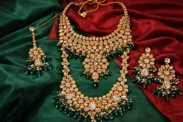Gold_Kundan_Layered_Bridal_Statement_Jewellery_Set_For_Women