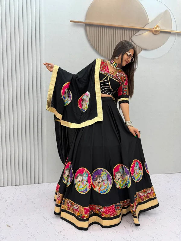 Black_Gold_Border_Saree_For_Women