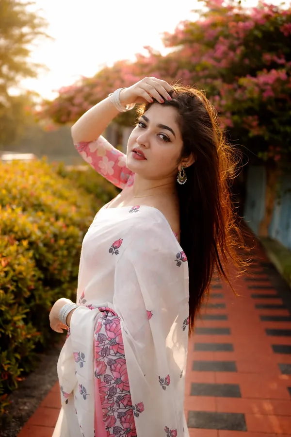 Blush_Bloom_Linen_Cotton_Saree_With_Floral_Border
