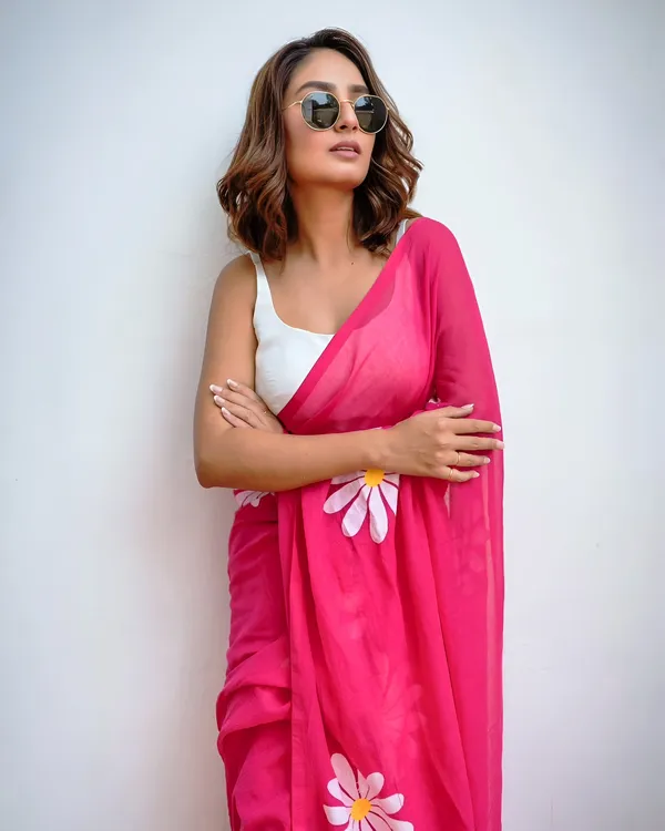 Trendy_Bright_Pink_Floral_Printed_Saree_With_White_Daisy_Motifs_Influencer_Style
