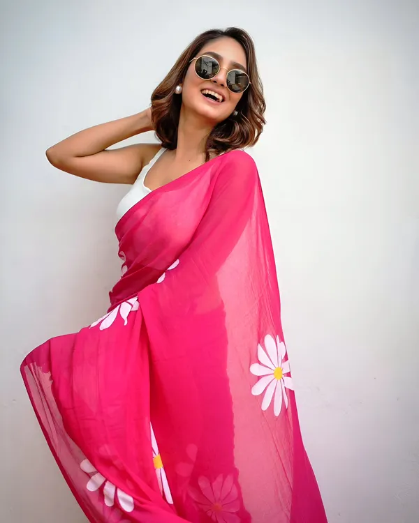 Trendy_Bright_Pink_Floral_Printed_Saree_With_White_Daisy_Motifs_Influencer_Style