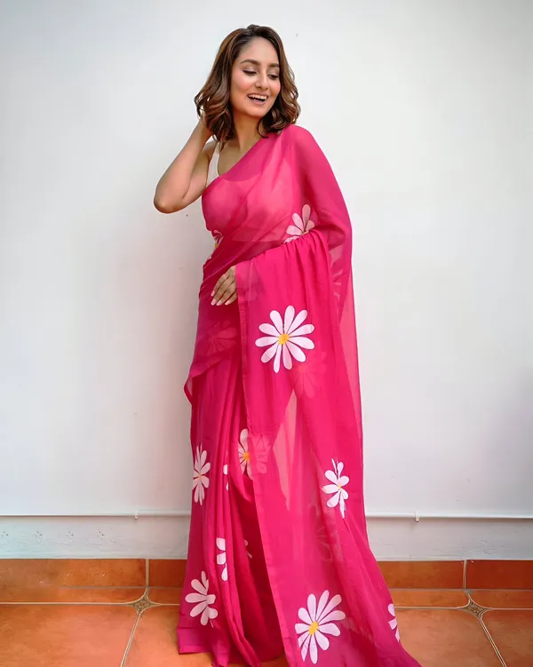 Trendy_Bright_Pink_Floral_Printed_Saree_With_White_Daisy_Motifs_Influencer_Style