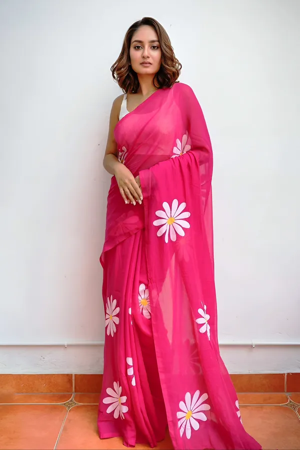 Trendy_Bright_Pink_Floral_Printed_Saree_With_White_Daisy_Motifs_Influencer_Style