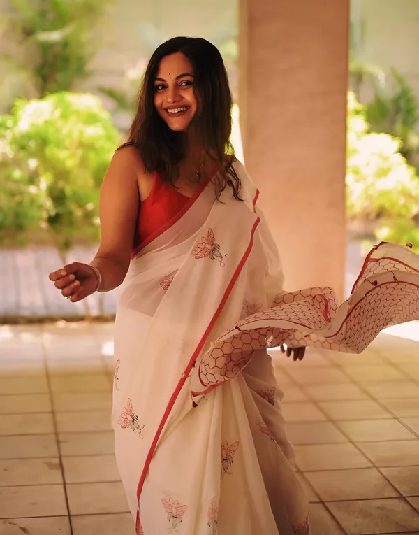 Elegant_Cream_Linen_Cotton_Saree_With_Minimal_Floral_Print_Red_Contrast_Border