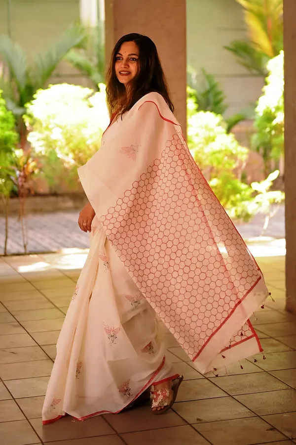 Elegant_Cream_Linen_Cotton_Saree_With_Minimal_Floral_Print_Red_Contrast_Border