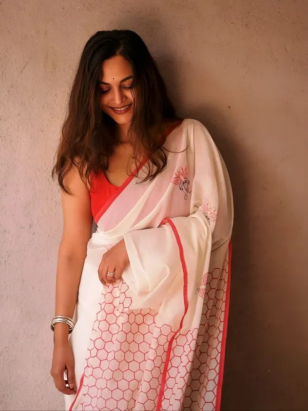 Elegant_Cream_Linen_Cotton_Saree_With_Minimal_Floral_Print_Red_Contrast_Border