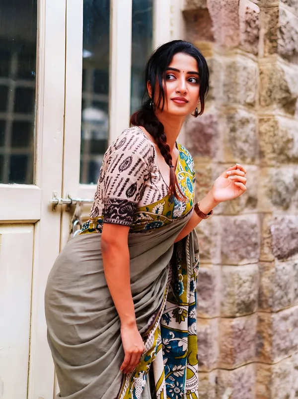 Elegant_Grey_Linen_Cotton_Saree_With_Kalamkari_Inspired_Border_Printed_Blouse