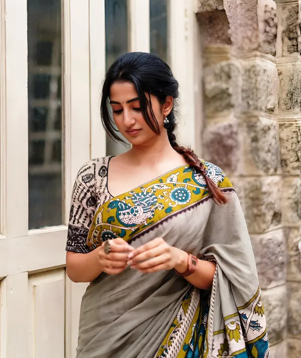Elegant_Grey_Linen_Cotton_Saree_With_Kalamkari_Inspired_Border_Printed_Blouse