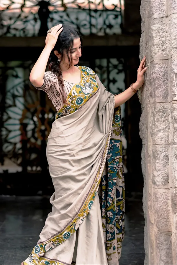 Elegant_Grey_Linen_Cotton_Saree_With_Kalamkari_Inspired_Border_Printed_Blouse