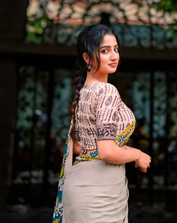 Elegant_Grey_Linen_Cotton_Saree_With_Kalamkari_Inspired_Border_Printed_Blouse