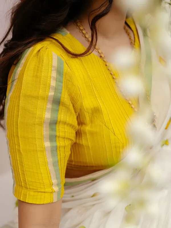 Elegant_Off_White_Linen_Cotton_Saree_With_Parrot_Motif_Pastel_Green_Border