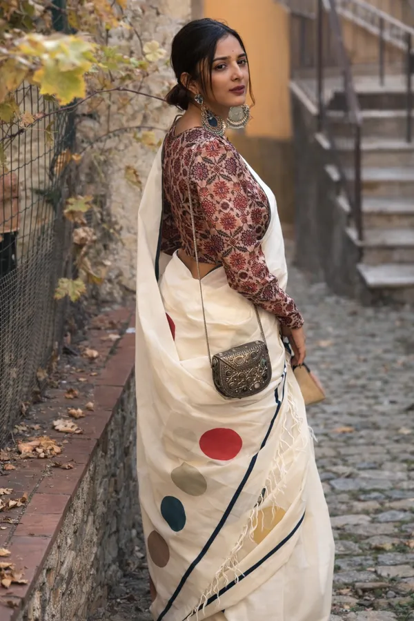Elegant_Off_White_Linen_Cotton_Saree_With_Multicolor_Polka_Dot_Print