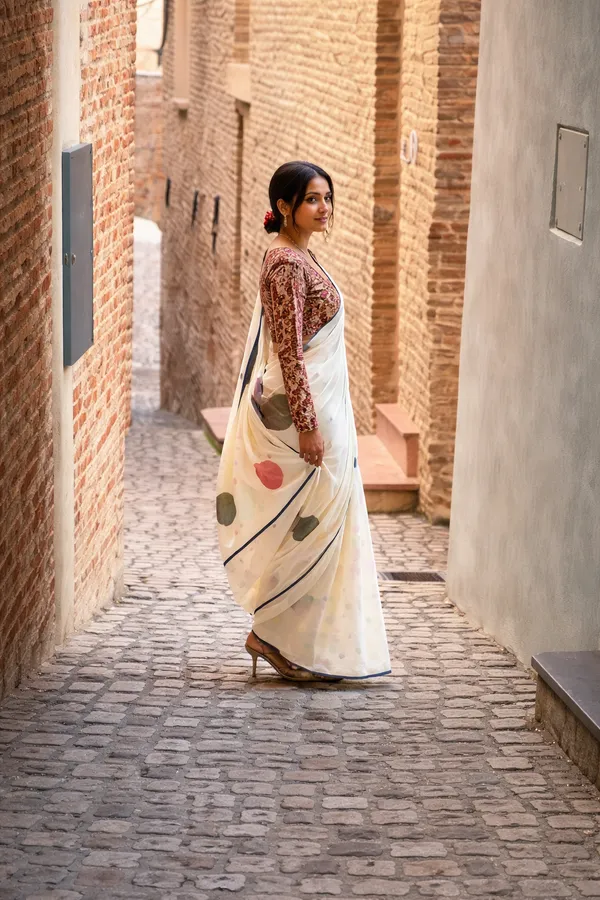 Elegant_Off_White_Linen_Cotton_Saree_With_Multicolor_Polka_Dot_Print
