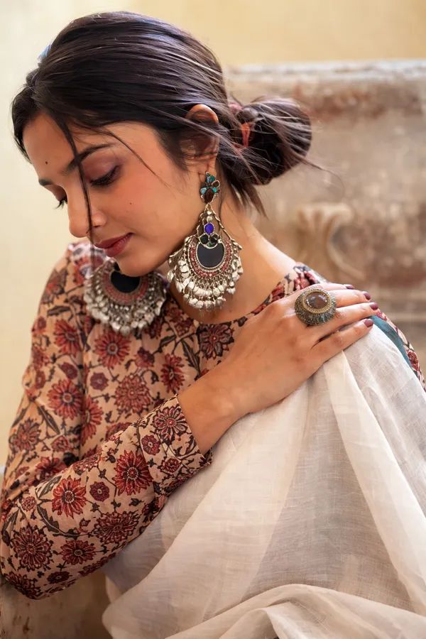 Elegant_Off_White_Linen_Cotton_Saree_With_Multicolor_Polka_Dot_Print
