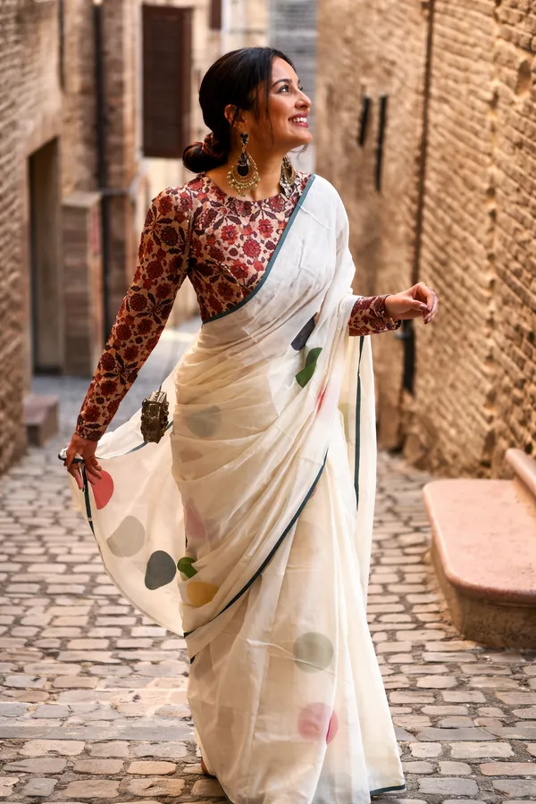 Elegant_Off_White_Linen_Cotton_Saree_With_Multicolor_Polka_Dot_Print