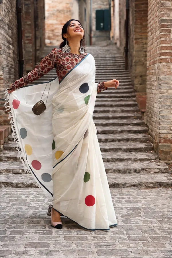 Elegant_Off_White_Linen_Cotton_Saree_With_Multicolor_Polka_Dot_Print