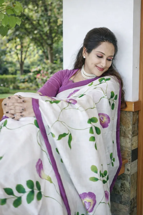 Elegant_White_Linen_Cotton_Saree_With_Lavender_Floral_Vine_Design_Border