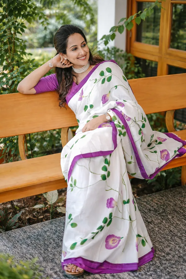 Elegant_White_Linen_Cotton_Saree_With_Lavender_Floral_Vine_Design_Border