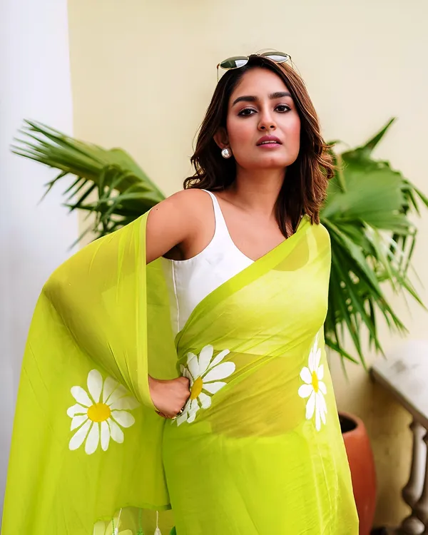 Trendy_Lime_Green_Linen_Cotton_Saree_With_White_Daisy_Floral_Print